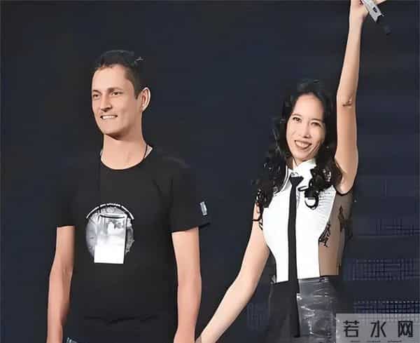 55岁莫文蔚现身香港!生图皮松肉垮自然老去,穿透视装身材干瘪