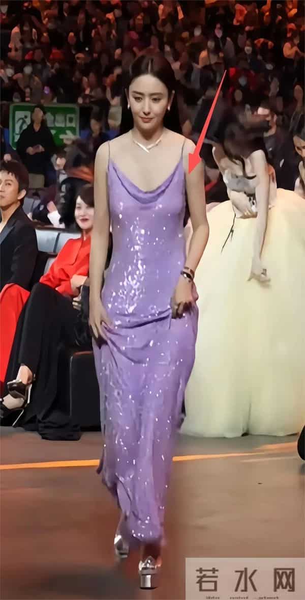 她这是没穿吧佟丽娅跑上台竟遭遇礼服尴尬意外,这画面太有料