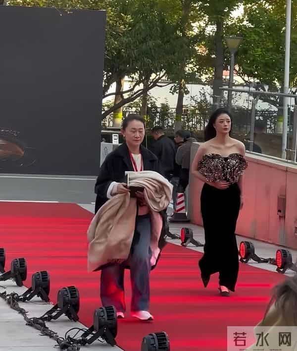 蒋欣终于瘦出新高度，顶级头肩比美爆了，她的“波浪”锁骨更抢镜