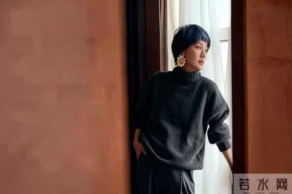 马伊琍新剪了短发大变样!穿灰色毛衣阔腿裤,高级又洋气!