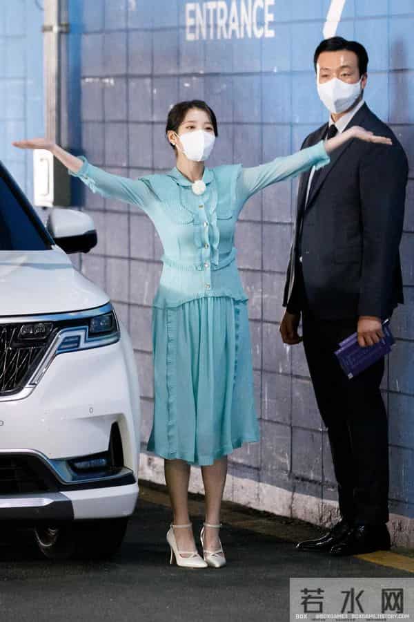 iu李知恩透视裙和白色高跟鞋很有成熟女人的味道