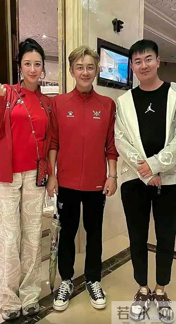 56岁陈浩民和老婆蒋丽莎入住一家豪华酒店，这次露面状态非常差