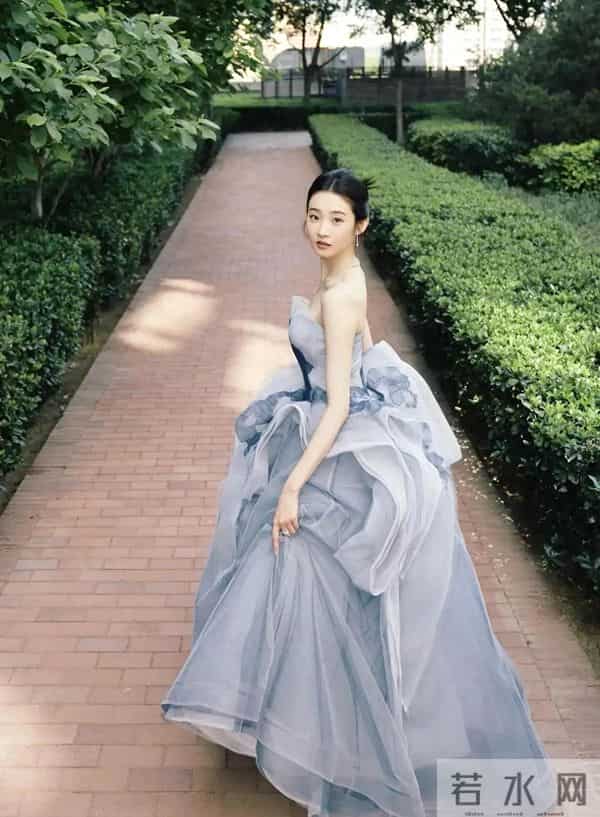 张艺凡抹胸礼服