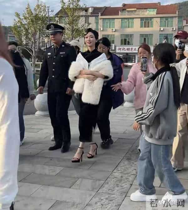 岳雨婷广州活动旗袍造型惊艳！腰臀比绝了，风情万种