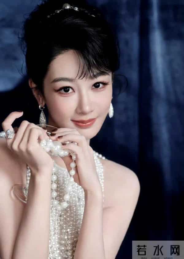 杨紫 生日写真 白色珍珠礼服来自Georges Hobeika 23春夏高定