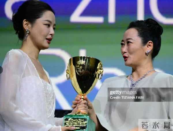 这回真是互扯头花了,辛芷蕾深夜发文怼“郝蕾”,网友:狐狸装纯