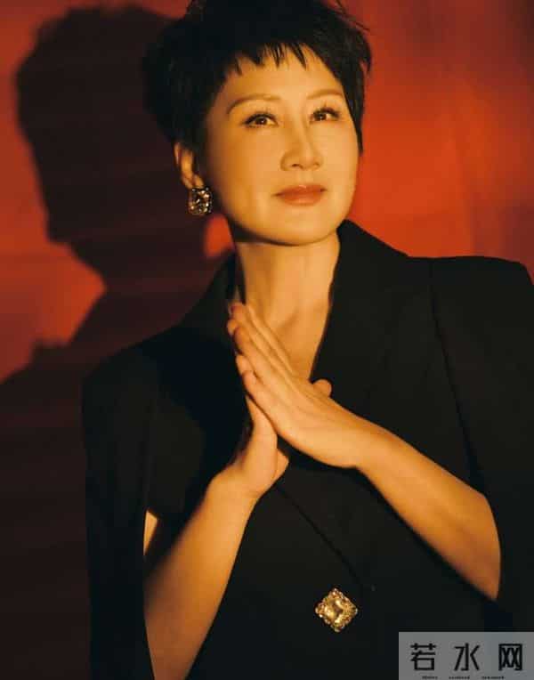 张凯丽回应63岁穿黑丝：丝袜一直有穿，年龄阻挡不了追求美的脚步