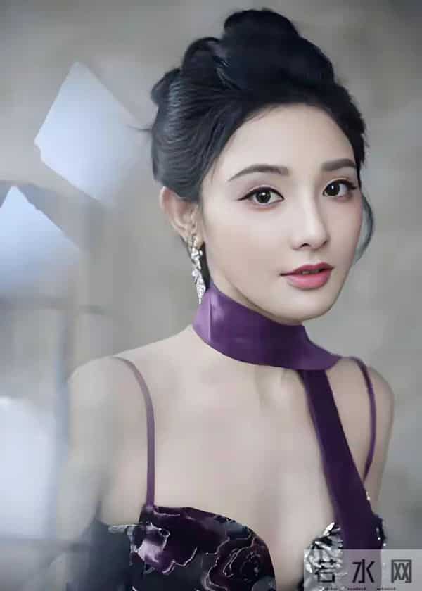 彭小苒这身材好哇塞啊，前凸后翘看得人脸红心跳