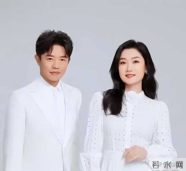 凤凰传奇的44岁玲花，怕是走上了玖月奇迹王小玮的“老路”