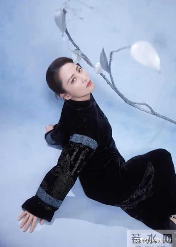 蒋勤勤出席十堰竹山活动,穿黑色印花中式套装发髻低挽,大气漂亮