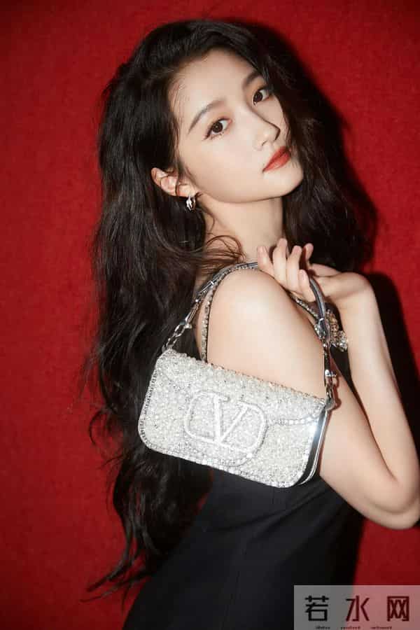 业界第一腿关晓彤黑色吊带超长美腿黑色一字带高跟鞋