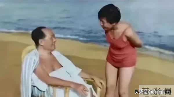 毛主席一家四口合影，四人脸上全是笑意，李讷紧挨毛主席