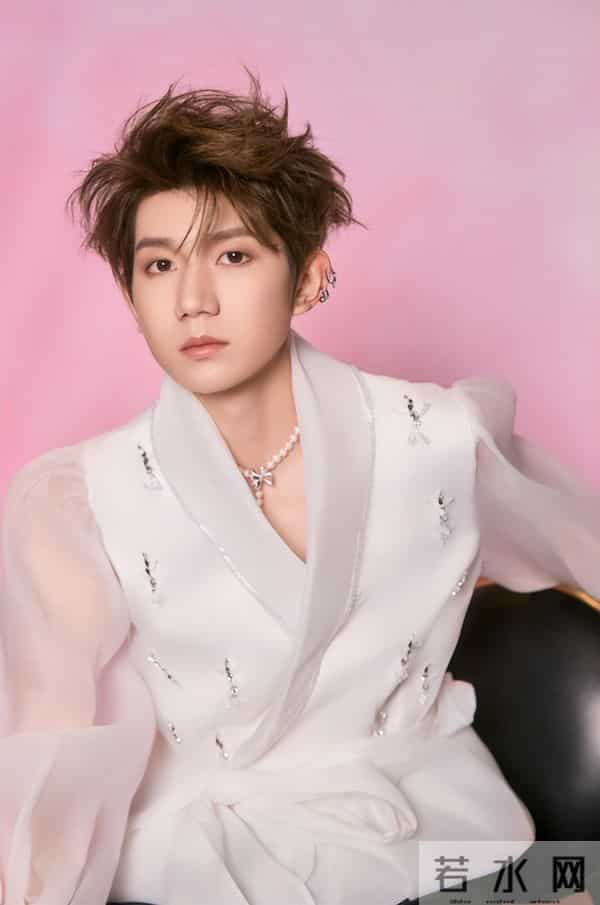 一场生日，戳穿25岁王源江湖地位，易烊千玺确实一个字都没说错