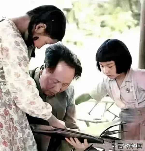 毛主席一家四口合影，四人脸上全是笑意，李讷紧挨毛主席