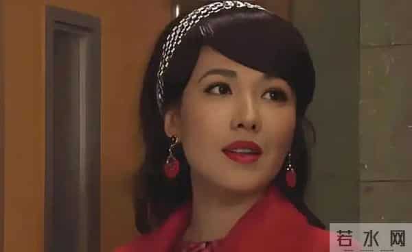 她曾是富家女,破产后选美出道,苦熬多年成主角,爱情事业双得意