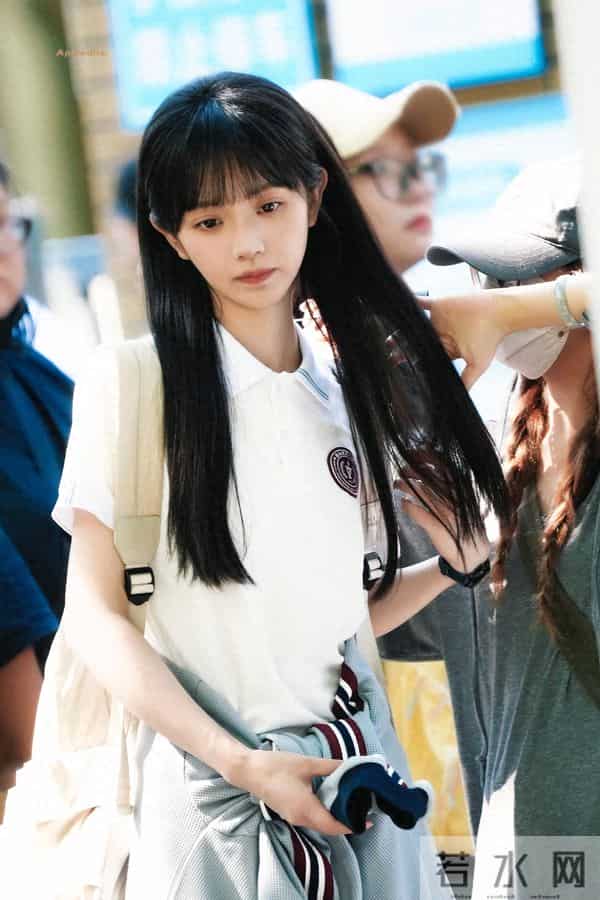 田曦薇“像刚放学的学姐”：白Polo+素颜感妆，美得毫不费力