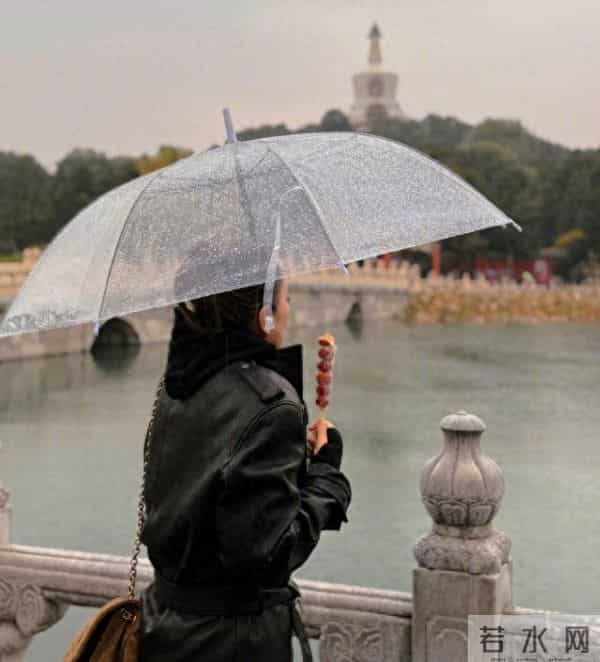 59岁巩俐在北京公园,长了皱纹头发凌乱,喝老酸奶吃糖葫芦接地气