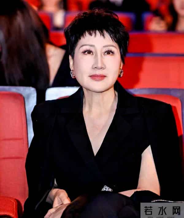 张凯丽回应63岁穿黑丝：丝袜一直有穿，年龄阻挡不了追求美的脚步