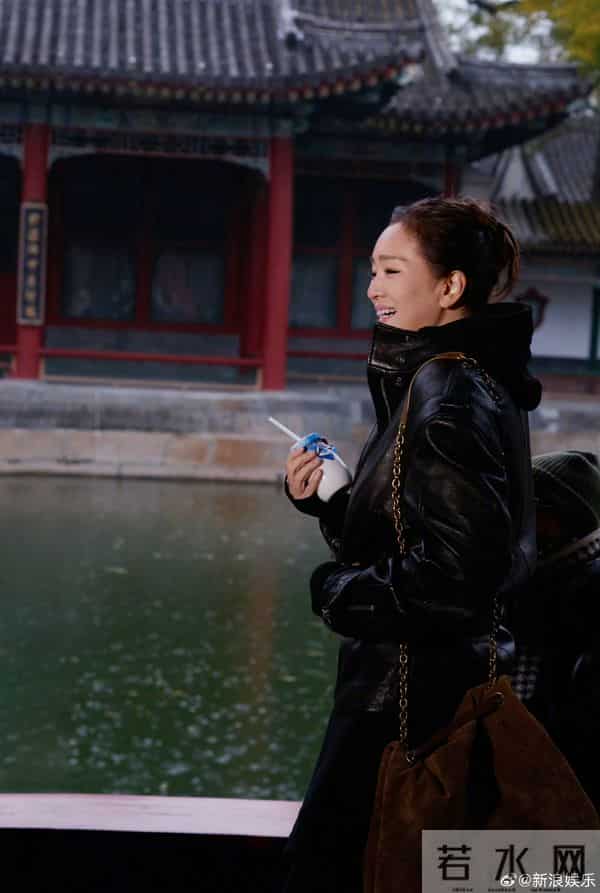 巩俐雨天现身北海公园，全黑造型撑伞漫步，这姿态太像电影镜头！