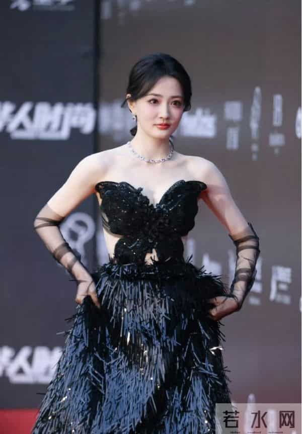 徐璐锁骨好深!能养金鱼,优雅又迷人!