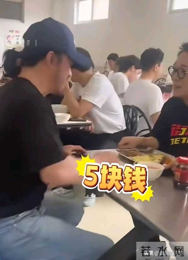 62岁李连杰探班吴京，俩人花5块钱吃饭，李连杰真是有点返老还童