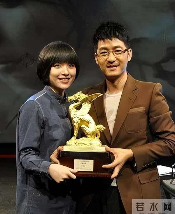 她26岁成双料影后,二婚嫁靳东高龄生下两子,今48岁美得自信从容