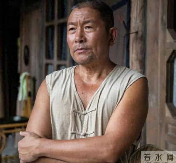 从草根到国家一级演员，拍戏赚的钱给老婆，但帅气儿子成他的心病