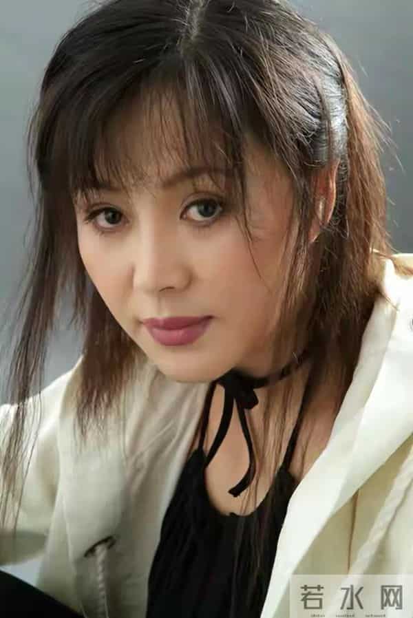 19岁嫁豪门，20岁生儿子，月子没坐完就逃离豪门，如今过得如何了