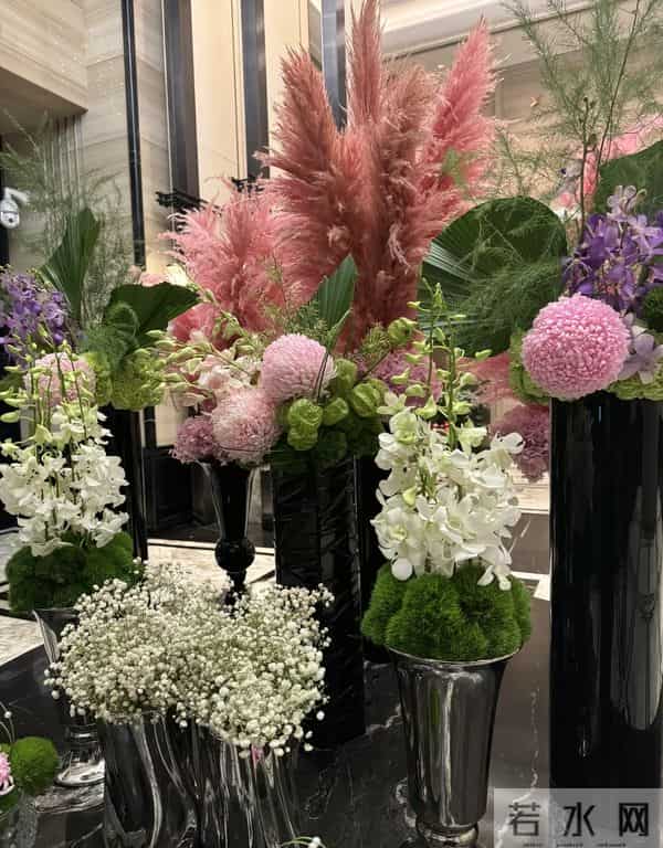 李湘回湖南娘家!父母住大别墅,客厅堆满鲜花,她却不敢露全脸