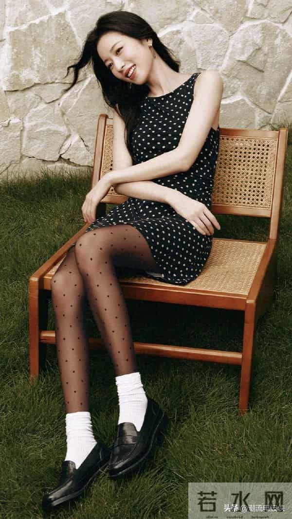周雨彤，一组好看的丝袜美腿穿搭造型。