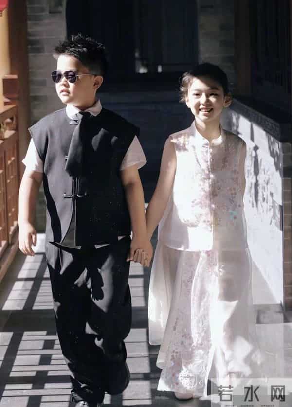 佟大为儿子与酒窝同框,同样9岁比酒窝高半头,正脸照跟爸爸雷同