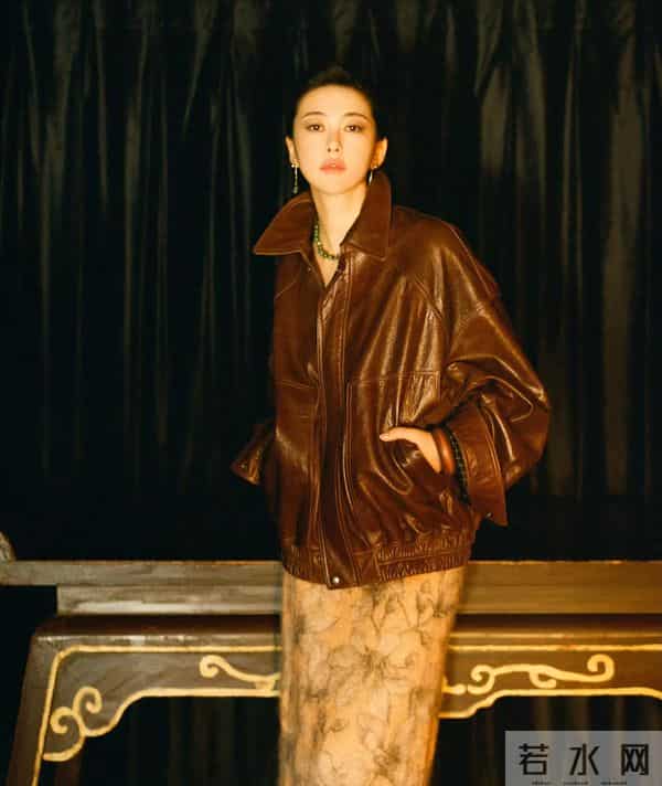 朱珠—秋日画报本人 这身卡其配明黄也太绝了！