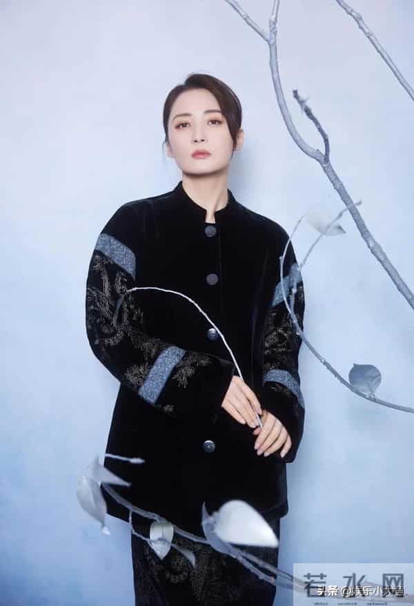 蒋勤勤出席十堰竹山活动,穿黑色印花中式套装发髻低挽,大气漂亮