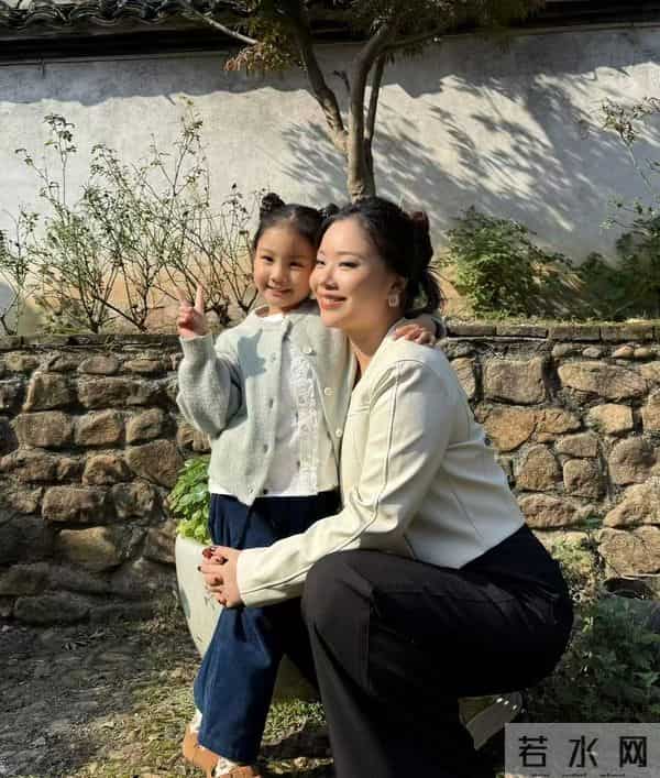 长得不漂亮又如何,33岁的她能唱又能演,和童瑶站一起一点不逊色