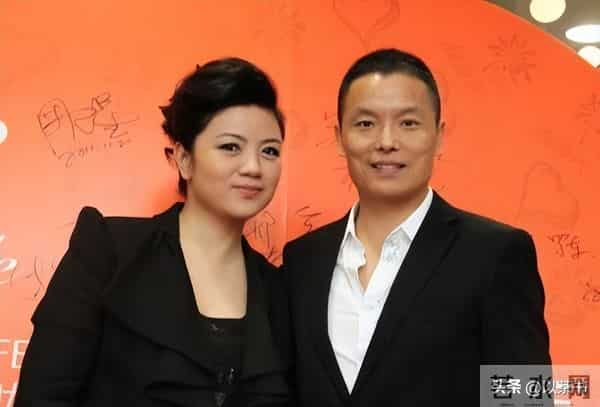 68岁曲协副主席:师从李金斗,二婚娶小30岁洋妻,生俩混血女儿