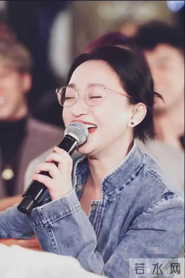 51岁周迅近照：头发白了一小半，老态尽显，但却挡不住从容气质