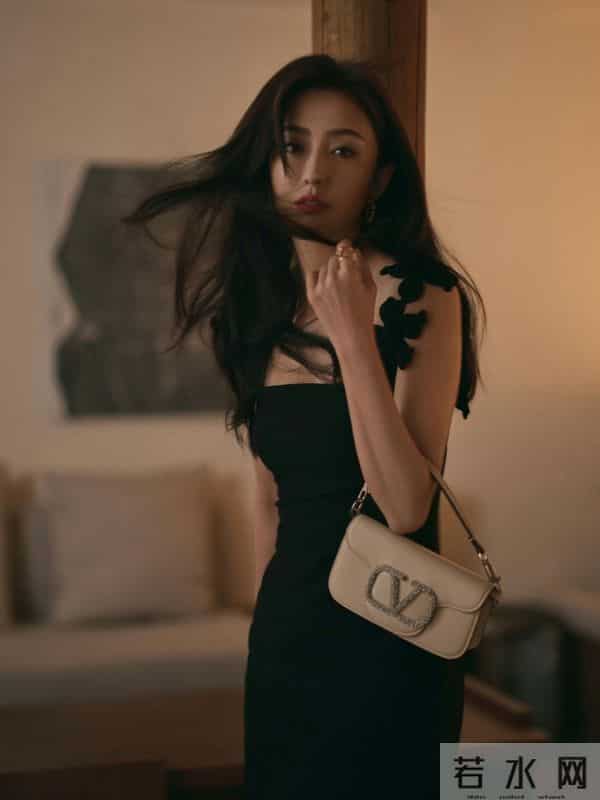 佟丽娅的日常美照，黑裙红唇尽显魅力