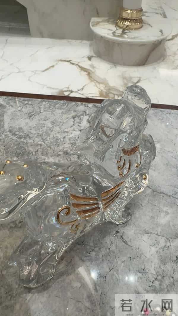 被回娘家的李湘无声炫到 客厅大得像酒店大堂 拍照破天荒只露半张脸