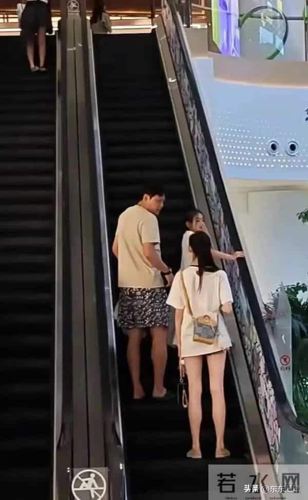 范志毅夫妇立冬逛街，差17岁被认成父女俩，老婆个高漂亮但管得严