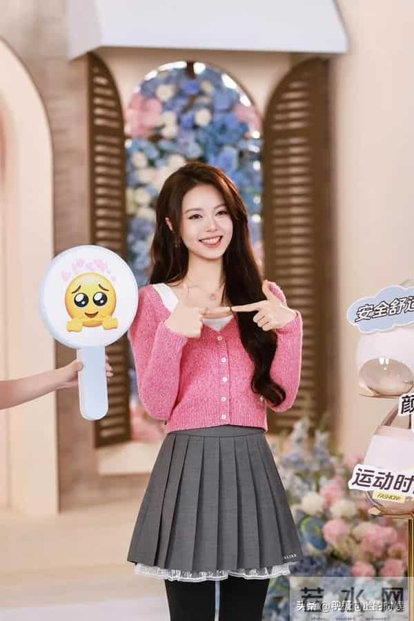 赵今麦｜厚黑+超短jk裙