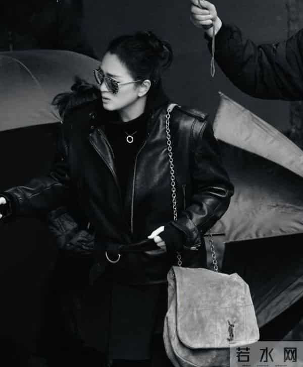 59岁巩俐在北京公园,长了皱纹头发凌乱,喝老酸奶吃糖葫芦接地气