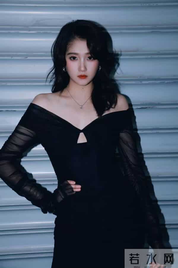 关晓彤时装秀来了