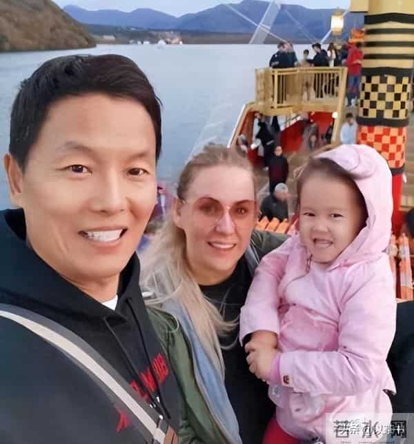 68岁曲协副主席:师从李金斗,二婚娶小30岁洋妻,生俩混血女儿