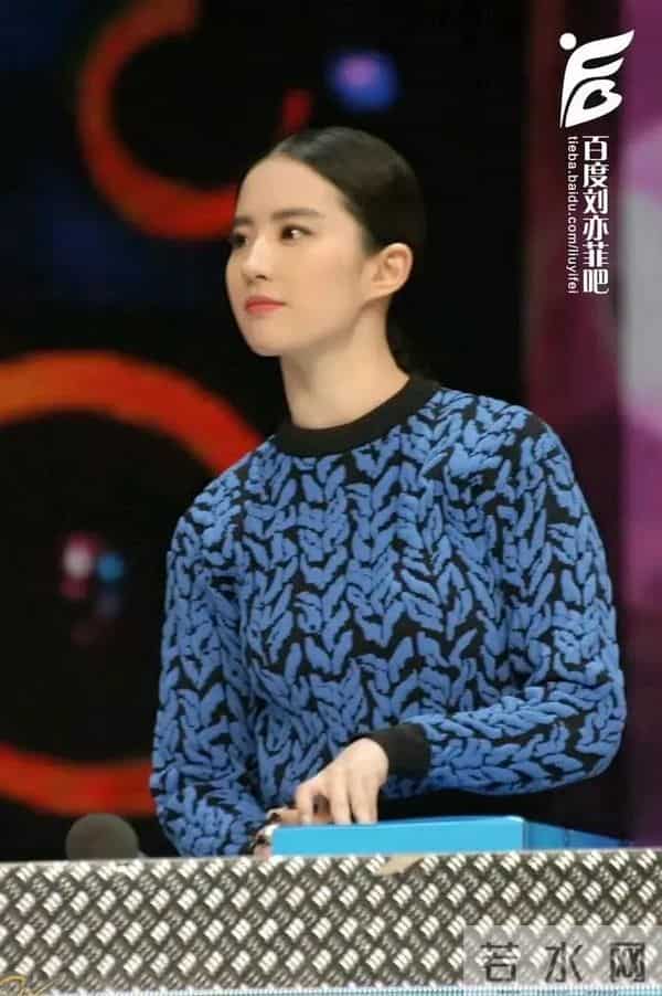 刘亦菲年轻时完美大白腿太漂亮，透视毛衣
