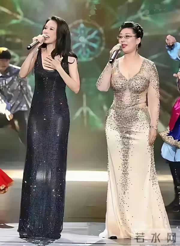 72岁关牧村的身材绝了，竟然碾压旁边的莫文蔚。