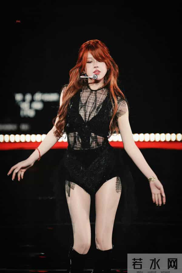 赵露思生日会舞台造型,长筒靴丝袜穿搭真奔放