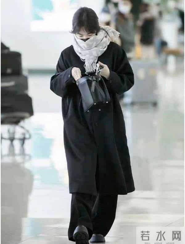 宋慧乔又带火了一种秋冬新穿法:长款大衣+围巾,显高又时髦洋气
