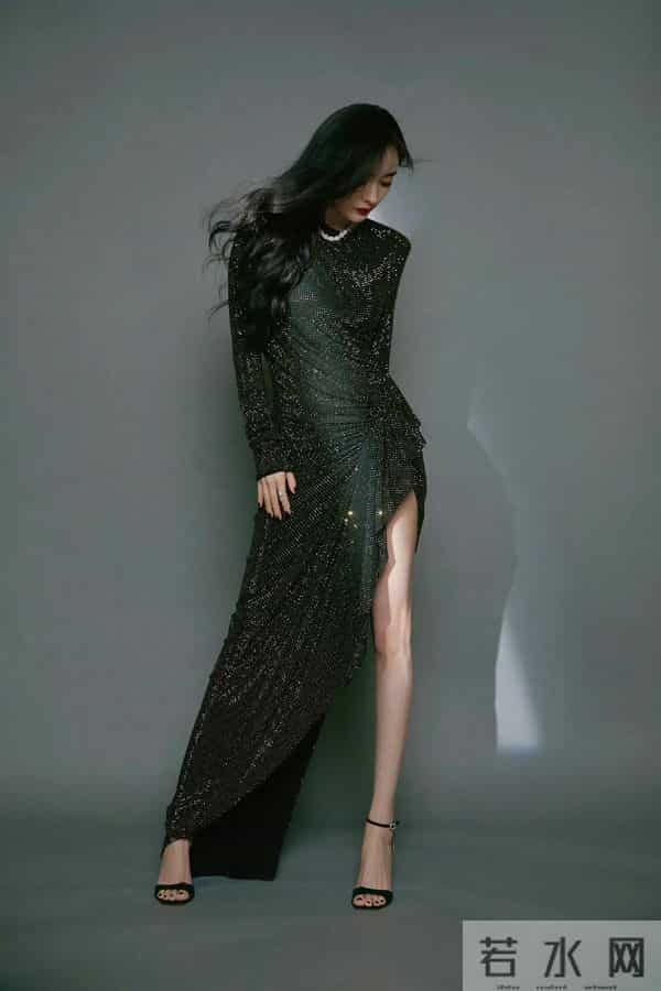 杨幂身穿一袭黑色高开衩不规则长裙“腿精”无疑了