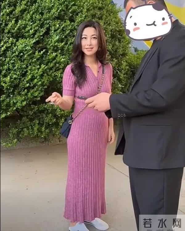 40岁朱珠被网友偶遇,身材五五分,还有小肚子,网友:还挺好看的