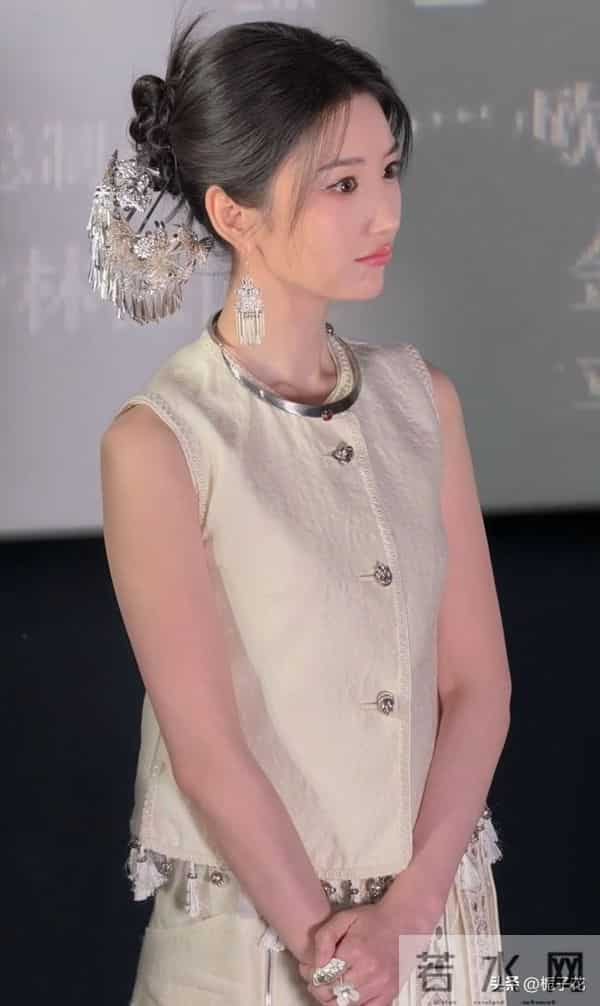 37岁毛晓彤出席线下活动,她的皮肤白皙,脸蛋圆润,看着像25岁